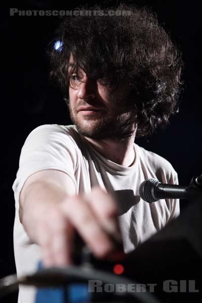 STEEPLE REMOVE - 2006-07-21 - PARIS - La Maroquinerie - 
